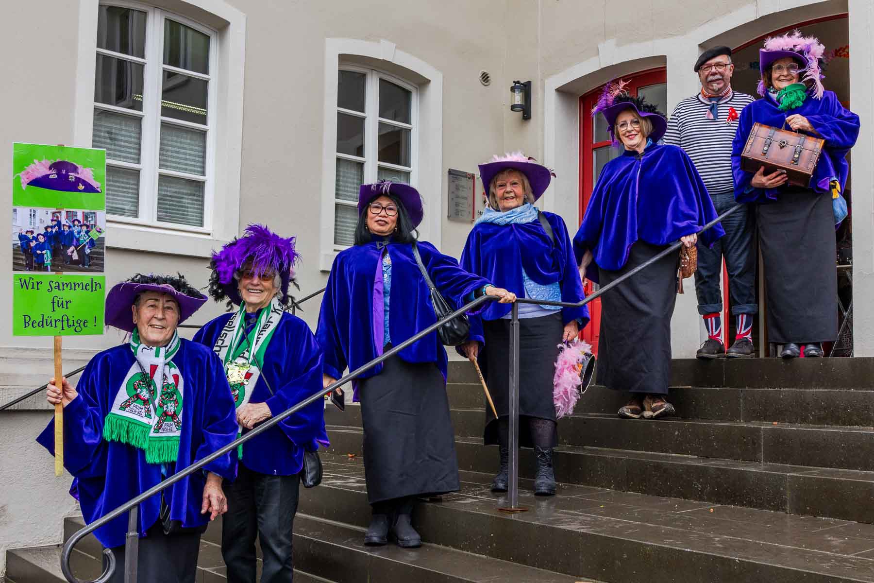 Die Kranevalsgruppe "Hôahner" mit Stadtbürgermeister Markus Fischbach vor der Treppe zu  Haus des Gastes Prüm