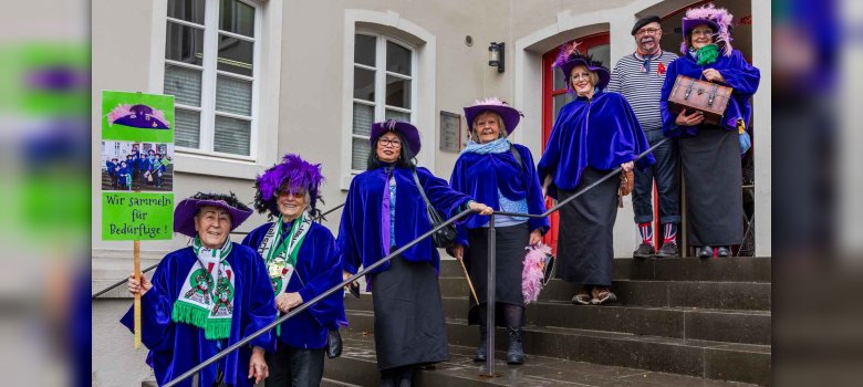 Die Kranevalsgruppe "Hôahner" mit Stadtbürgermeister Markus Fischbach vor der Treppe zu  Haus des Gastes Prüm