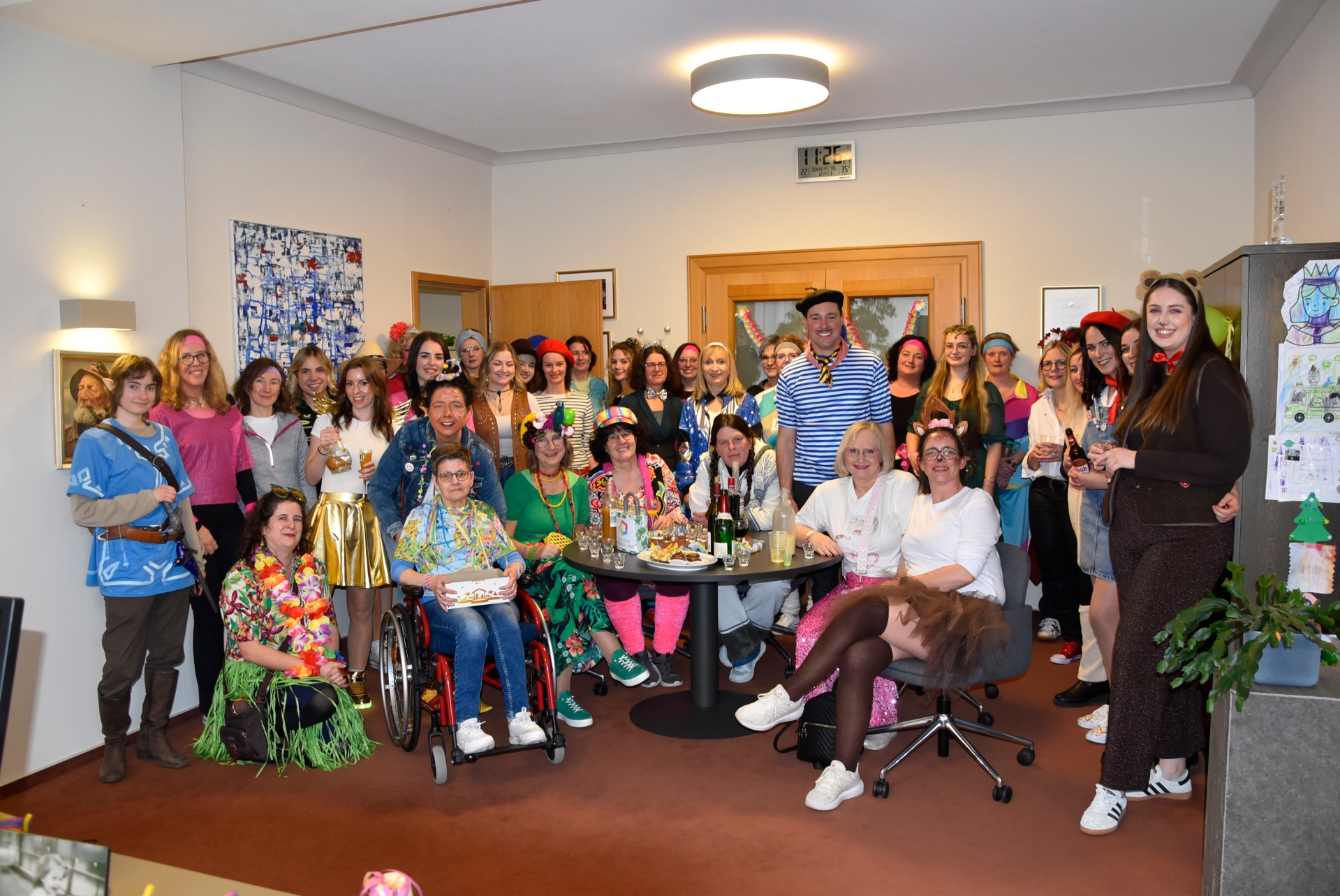 Das Foto zeigt die Mitarbeiterinnen der Verbandsgemeindeverwaltung Prüm am Rathaus