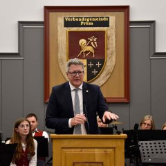 Referent Prof. Dr. Jörn Patzak, Leiter der Justizvollzugsanstalt Wittlich, sprach un-ter dem etwas provokanten Titel „Justizvollzug - Geht es unseren Knackis zu gut?“ über den Zweck, den das Strafrecht mit dem System der Strafen erreichen möchte und über das Leben „Hinter Gittern“. Neujahrsgespräch in Prüm