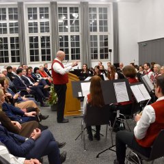 Musikalisch umrahmte das Alftal-Blasorchester unter der Leitung von Bodo Benner und Vorsitzenden Thomas Bach den Abend mit einem abwechslungsreichen Pro-gramm. Unterstützt wurde das Blasorchester eindrucksvoll von der Sängerin Christi-ane Berg, deren Darbietung die Veranstaltung zusätzlich bereicherte. Neujahrsgespräch in Prüm - Das "Alftal-Blasorchester"