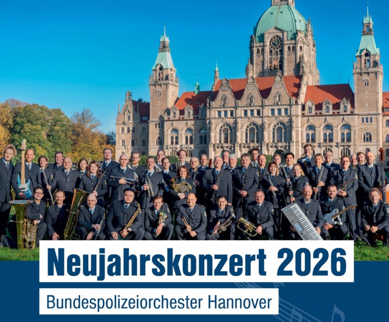 Gruppenfoto des Orchesters in Uniform vor dem Neuen Rathaus in Hannover