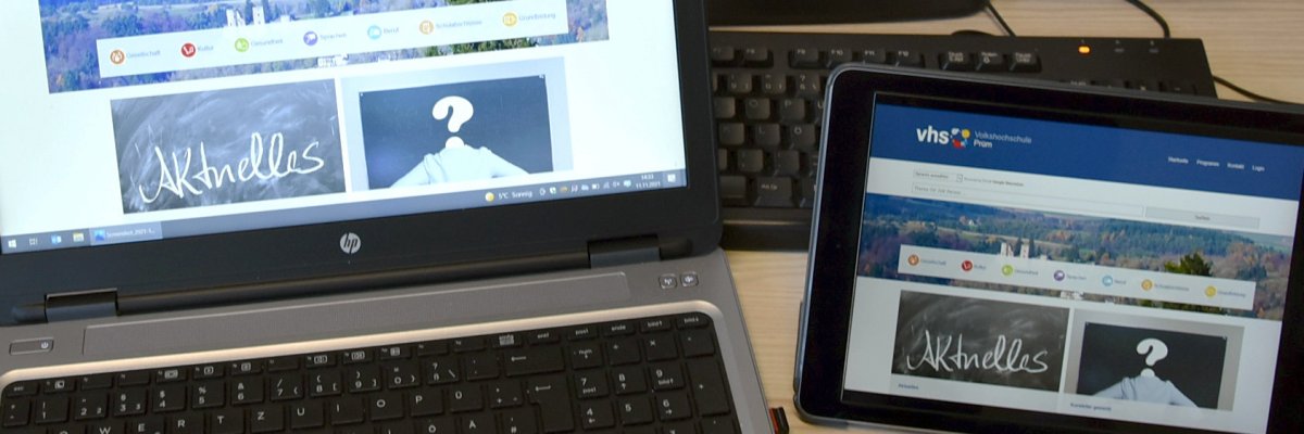 verschiedene Endgeräte mit aufgerufener Homepage der Volkshochschule Prüm