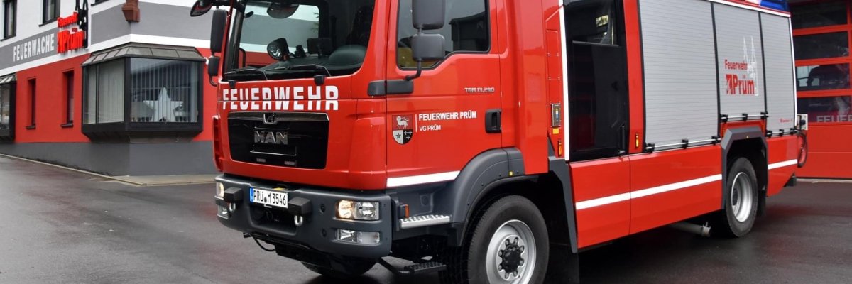 Feuerwehrfahrzeug vor der Feuerwache Prüm
