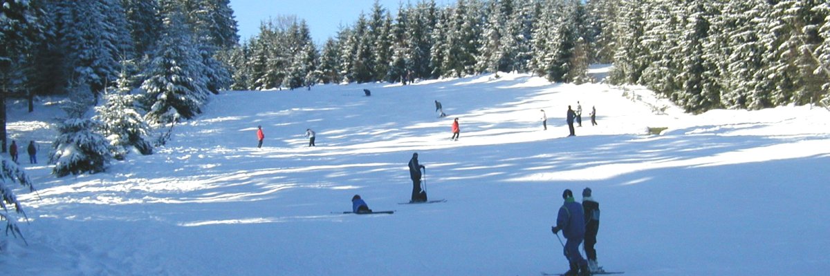 Skifahrer am schwarzen Mann