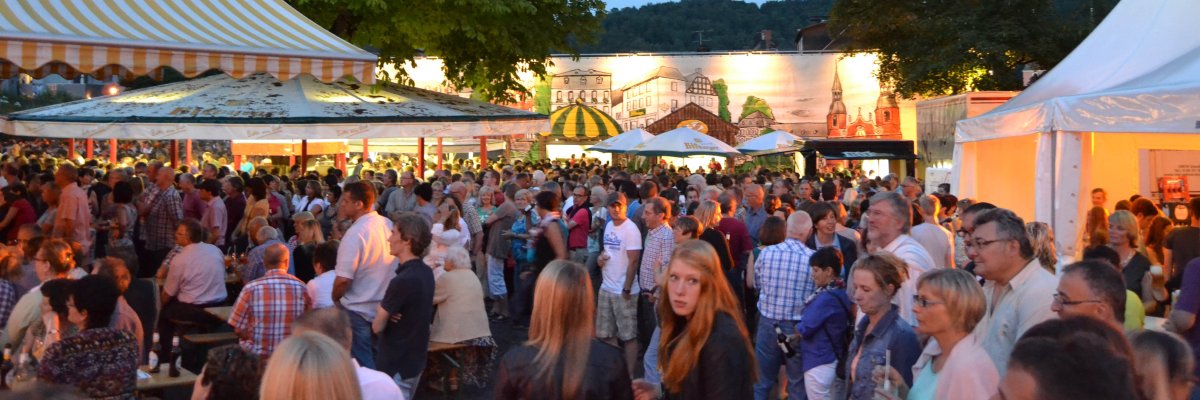 Blick über den Prümer Sommer Platz bei laufender Veranstaltung