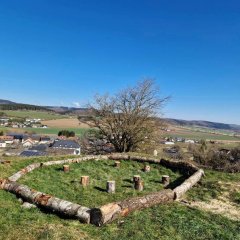 Sitzecke aus Baumstämmen Kita Büdesheim