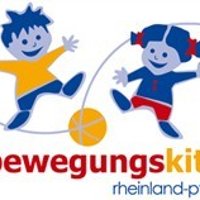 Das Logo zeigt zwei stilisierte Kinderfiguren, die aktiv und fröhlich mit einem Ball spielen. Das Mädchen hat Zöpfe und trägt ein blaues Oberteil, während der Junge ein gelbes Oberteil trägt. Der Schriftzug "bewegungskita" ist in großer, bunter Schrift darunter platziert, ergänzt durch den Zusatz "rheinland-pfalz" in kleinerer Schrift. Die Farben sind lebhaft und einladend, was die Aktivität und den Spaß an Bewegung symbolisiert.