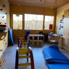 Raum mit Klettergeräten