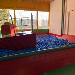 Spielraum mit großem Bällebad