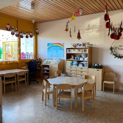 Gruppenraum mit Tischen und Stühlen